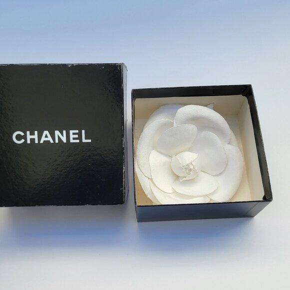 CHANEL classic large white fabric camellia corsage brooch pin. 4.25" wide. - Picture 7 of 15